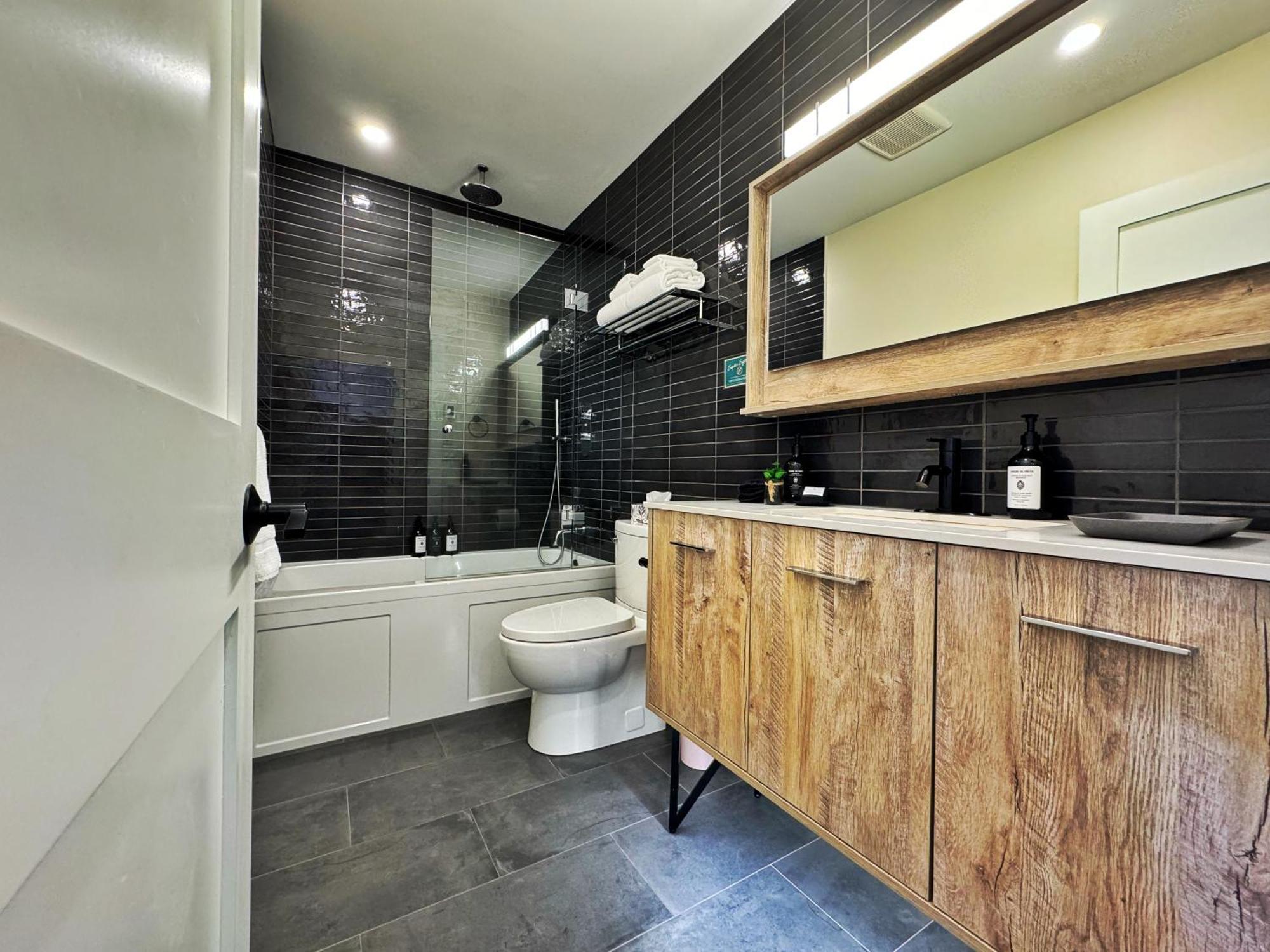 Artisan Suites On Bowen Snug Cove Exterior photo