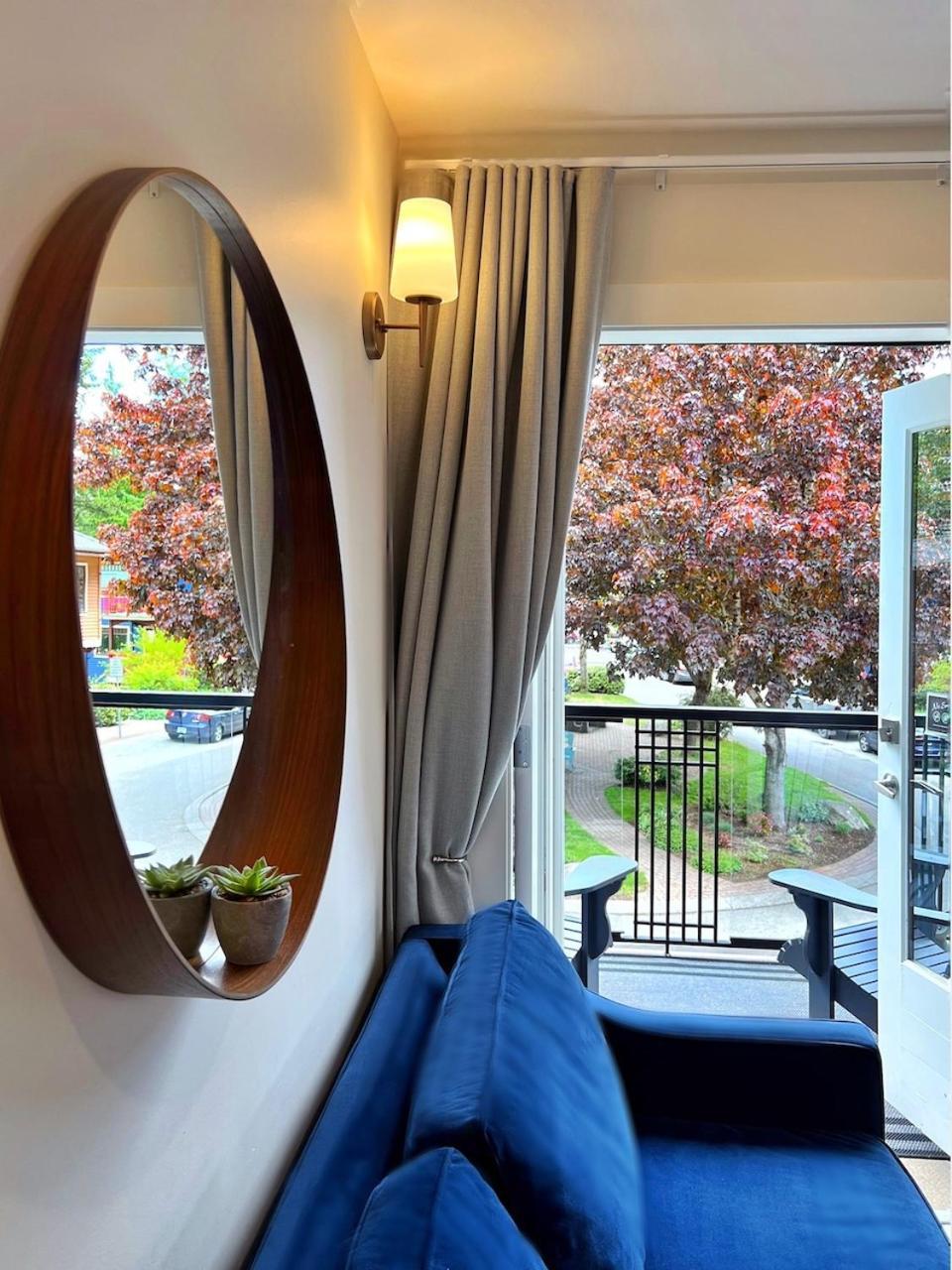 Artisan Suites On Bowen Snug Cove Room photo